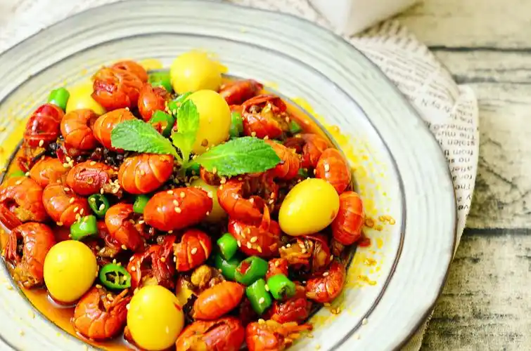 香辣鹌鹑蛋炒虾尾的做法