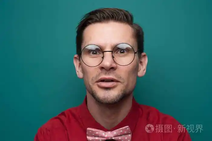 一位戴眼镜的年轻人的肖像