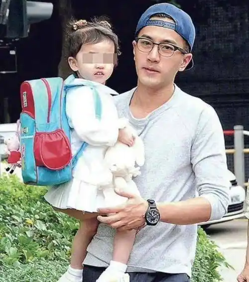 刘恺威带小糯米逛游乐园,女儿走路和杨幂一模一样,新女友没陪同_网友
