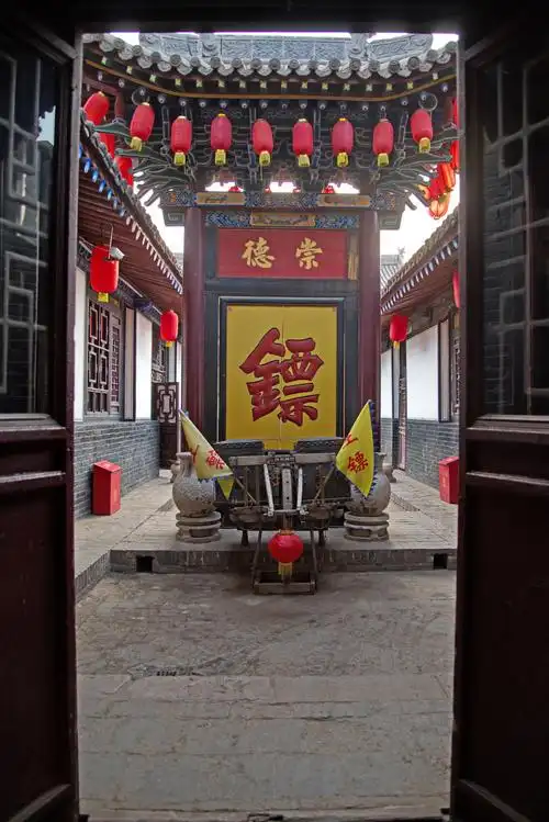 在平遥古城游览古代特色的镖局