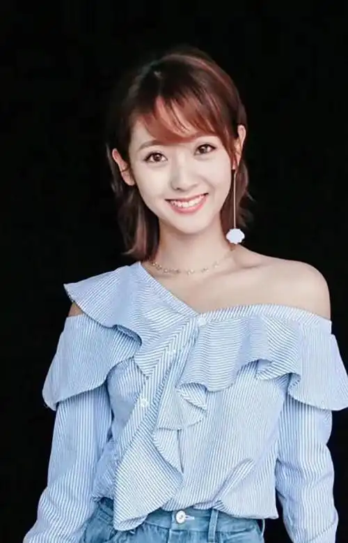 邢菲十岁出演电影照片流出,和现在长相判若两人,真爱粉都认不出