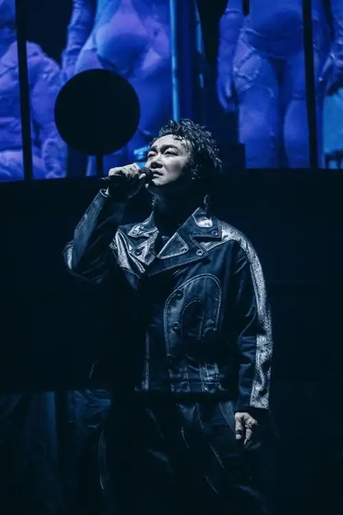 陈奕迅回应被要求讲国语 三语对话幽默化解:你们就当是坐飞机听广播