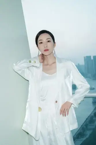 纯白西装帅气马尾现身韩雪又美又飒