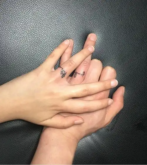 情侣手指字母_纹身图案手稿图片_栾丽娟的纹身作品集