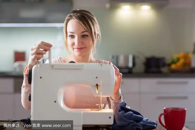 用缝纫机缝衣服的漂亮年轻女子