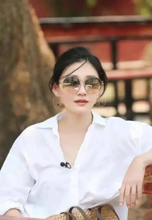 台媒曝大s回归照,白色西装搭金框眼镜,网友:是真人还是ai?