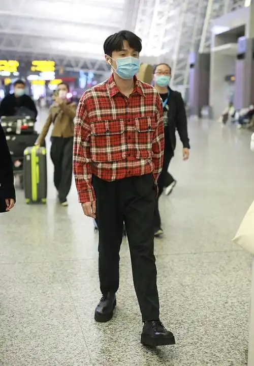 明星图片 大陆 男 李荣浩 > 李荣浩格子衫休闲帅气机场照图片(4/5)