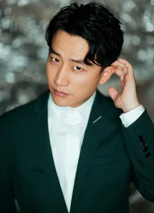 黄轩墨绿风度一眼万年 文艺写真深邃迷人 - 星辰影院