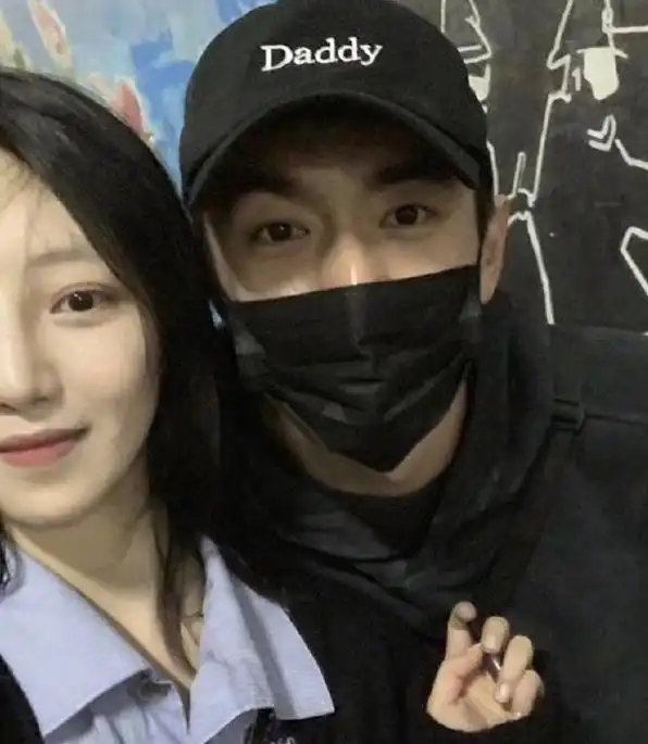 林更新网红女友正脸被扒出素颜比精修图都美完全就是校园女神