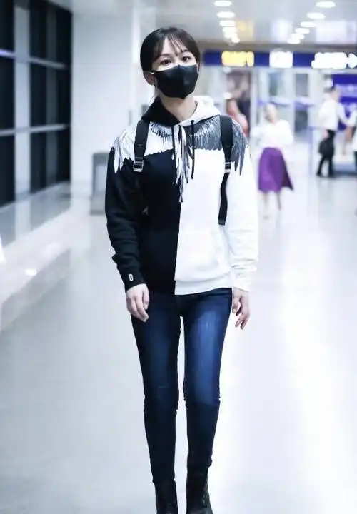 杨紫我相信你89斤,机场一身黑色穿搭秀铅笔腿,衣服图案实力抢镜_卫衣