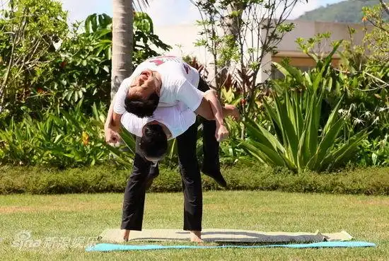 图文:《101次求婚》热拍-林志玲背起黄渤