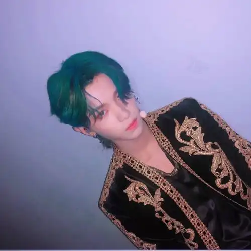 组图:justin黄明昊顶原谅色头发晒自拍 复古礼服显别致帅气