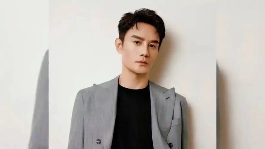 王凯外出发现有狗仔偷拍 拿出手机与狗仔互拍