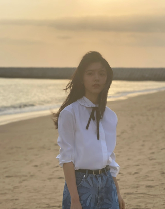 赵今麦晒海边美照高清怼脸图引热议18岁皮肤太让人羡慕了