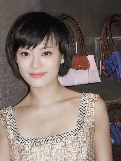 她之前真的被超短发拉低颜值了 头发稍微长一点点就好看很多!