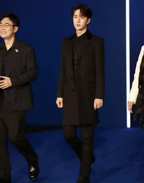 王一博一身全黑西装亮相,再次刷新观众审美,尽显时尚魅力_电影_夹克