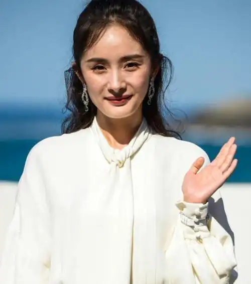 杨幂|杨幂新剧开播惊艳众人,演技台词双双在线,却被吐槽像瘪嘴老太太