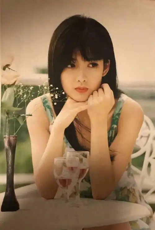 说起周慧敏,相信大家都不会陌生,她可以说是很多人的童年女神,在记忆