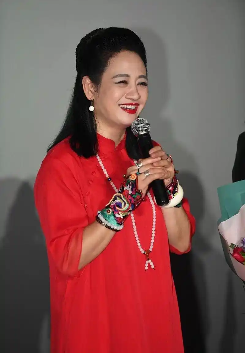 伍宇娟才56岁已是老人样穿旗袍打扮华丽发量却多得太不真实