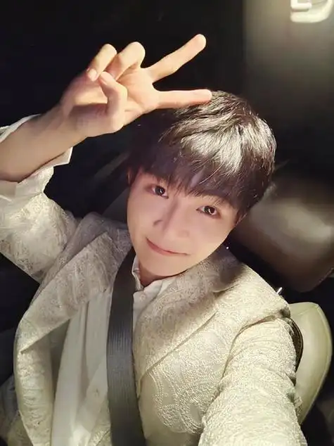 周深绝美自拍照流出～宝贝真的太.