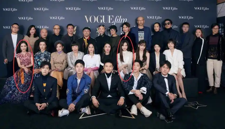 此次活动众人三三两两一起拍摄的照片很多,合照也有,但杨幂和唐嫣两人