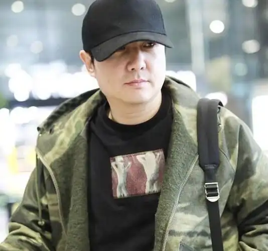 40岁沈腾素颜走机场,"喇叭裤"配连帽外套,堪比95后小鲜肉