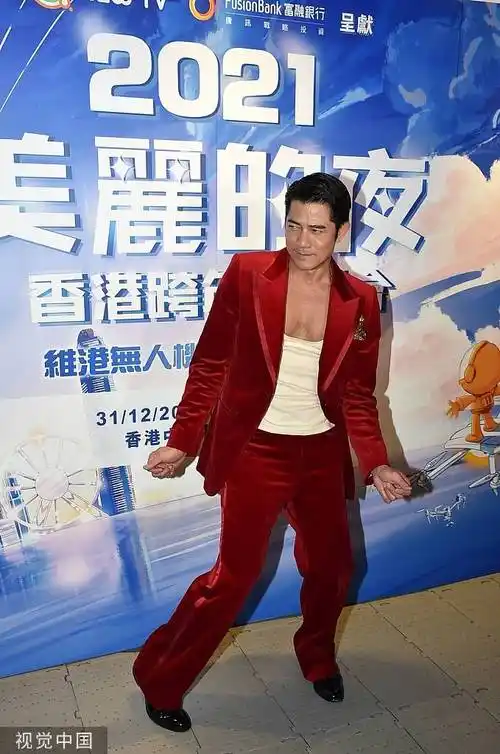 舞王郭富城秀大块胸肌魅力不减摆pose留影显妖娆