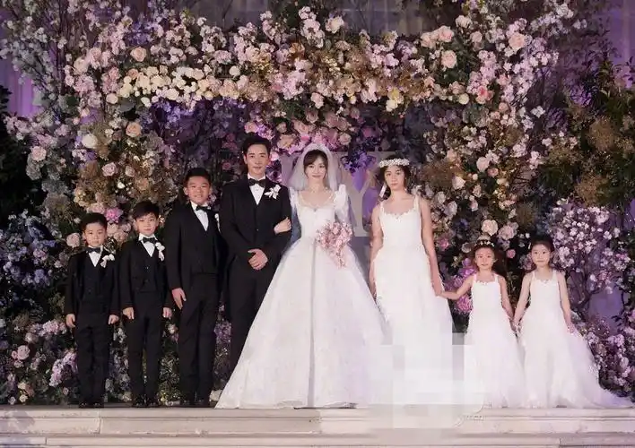 唐嫣婚礼再曝新照片,唐嫣抛捧花超开心,胡歌衬衣闹笑话成了亮点