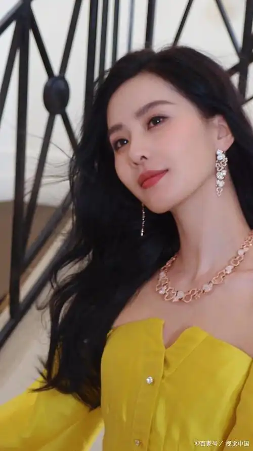 《梦中的那片海》是一部由李嘉诚导演,王一博,杨紫,张若昀,刘诗诗等