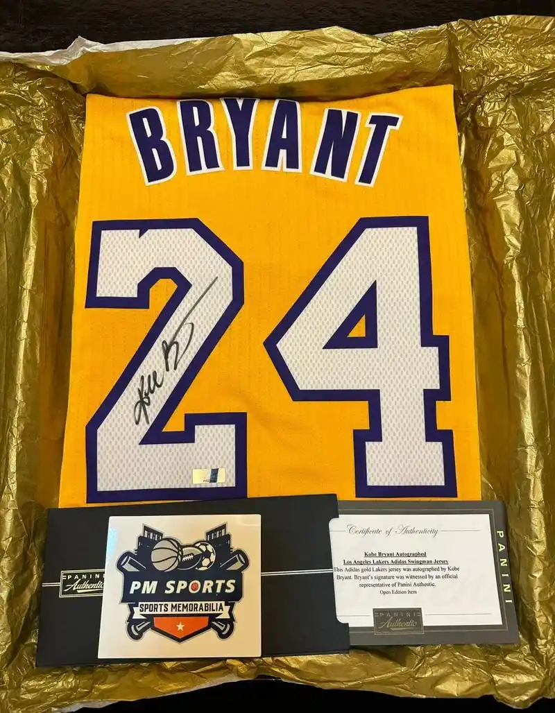科比亲笔签名球衣panini出品 科比签名经典湖人24号主场金色球衣 当时
