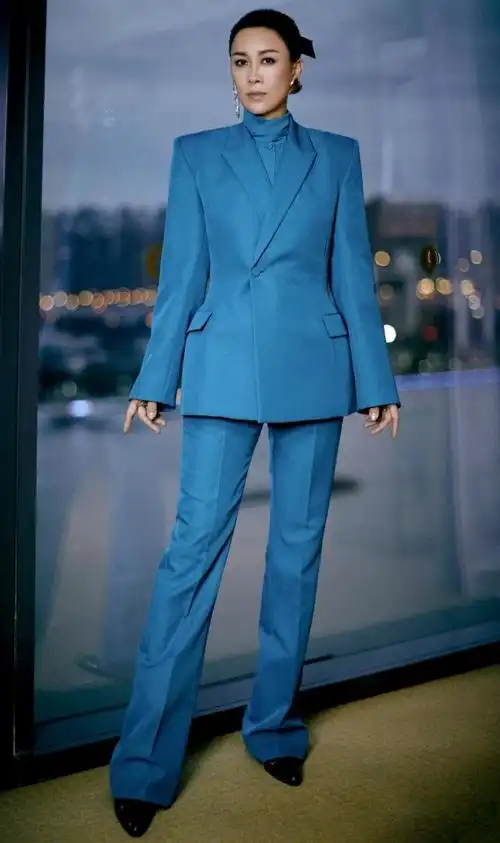 但像那英这样混合的拼接还是很少见,她把衬衫,西装,风衣三种不同的单