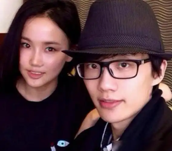 由于黄龄的自曝,大伙儿对她的男朋友十分好奇心,到底是哪些的男孩子才