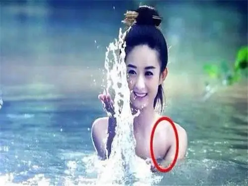 史上最"尴尬"的穿帮镜头: 杨幂喝啤酒就算了迪丽热巴这是露了啥