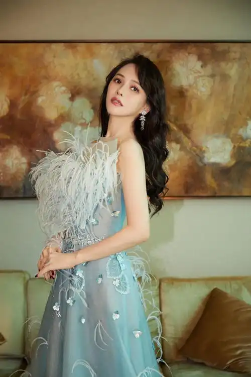 伊能静羽毛裙性感写真图片47