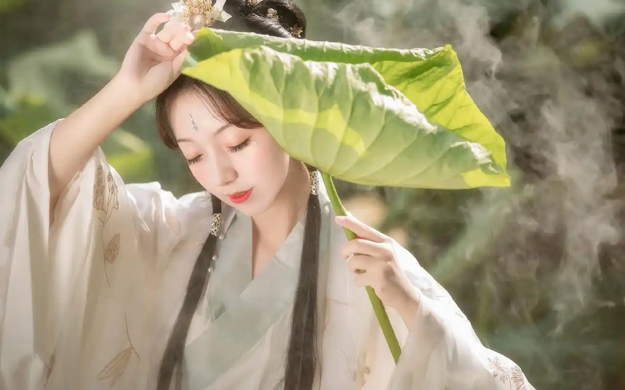 温婉动人古装美女写真图片桌面壁纸