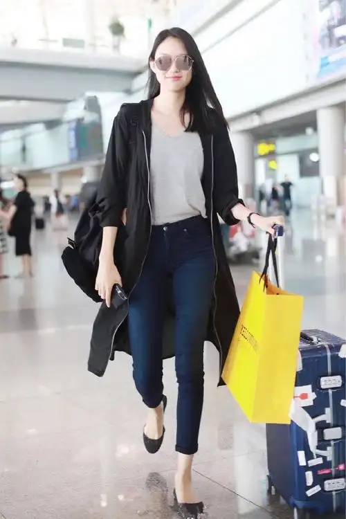 张梓琳穿黑色外套配牛仔裤现身 推行李秀大长腿笑容灿烂星范十足