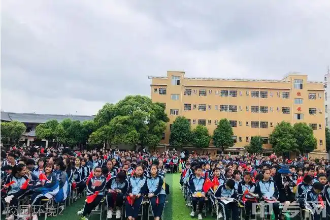 全县中考第一名,贵定中学奖励该生5万元;全县中考第二名,贵定中学奖励