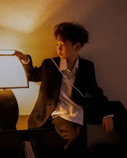 蔡国庆为儿子庆13岁生日庆庆与弟弟都是天生微笑唇比爸爸还帅