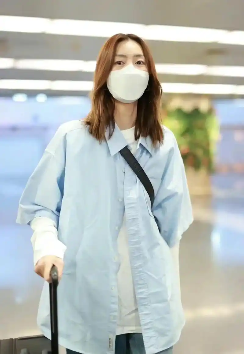 大表姐舒适男装风现身机场.刘雯一身舒适男装风style低调现 - 抖音