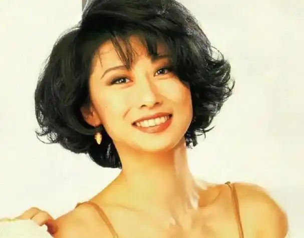 在叶倩文19岁时,已经出落得亭亭玉立的她回台湾探亲,意外被星探发现