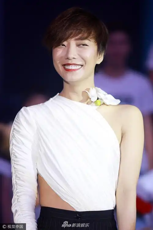 王珞丹张嘴笑成表情包 露腰间肉肉超可爱