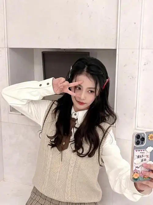 白鹿真会玩穿学生装浴室玩自拍像极了在校的女大学生