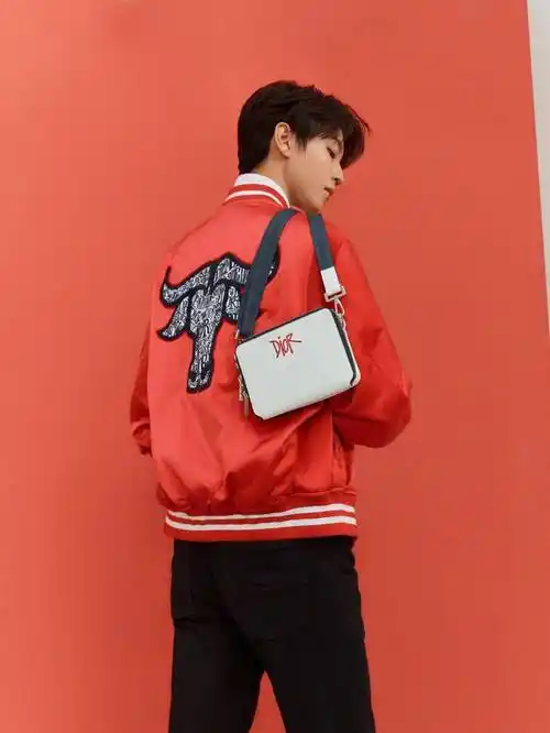 dior更是找来了自家的品牌大使@王俊凯来带货,红色的棒球服被小凯一穿