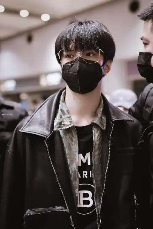 刘耀文皮衣眼镜造型