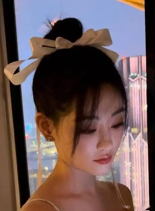 祝绪丹晒摩天轮游玩, 丸子头搭配蝴蝶结,美感十足!