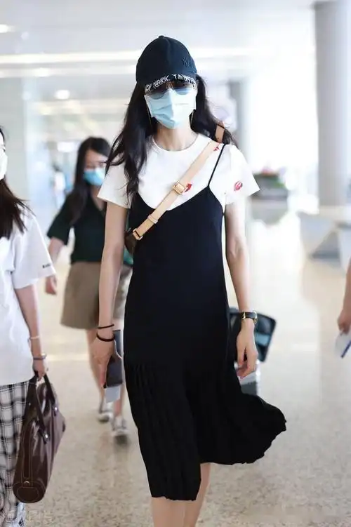 街拍:韩雪戴棒球帽身着黑白裙优雅美丽_机场