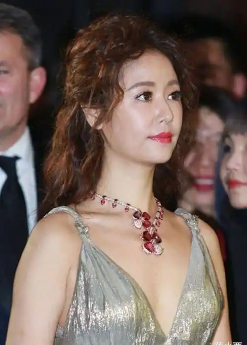 原创霍建华老婆林心如又美出圈了烫羊毛卷穿吊带裙贵妇气质太惊艳