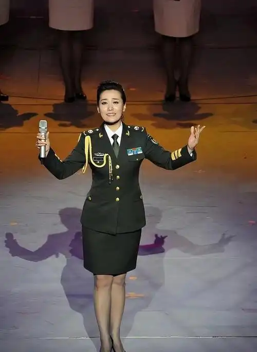 谭晶:民歌天后跨界尝试,火辣造型引发热议