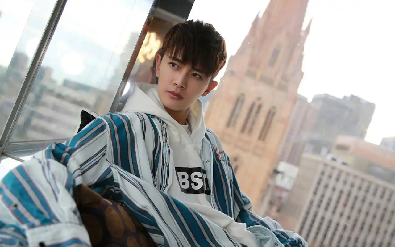 任嘉伦休闲帅气街拍图片电脑壁纸高清大图预览1920x1200_大陆明星下载