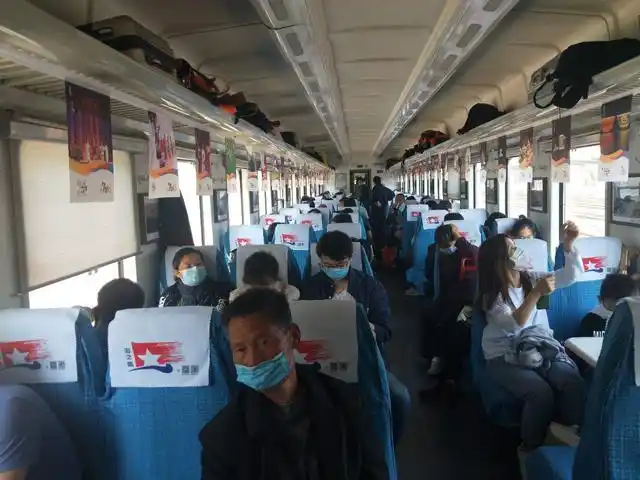 7053次网红公益慢火车车型升级后,车厢内开起了空调,旅客们乘车更加